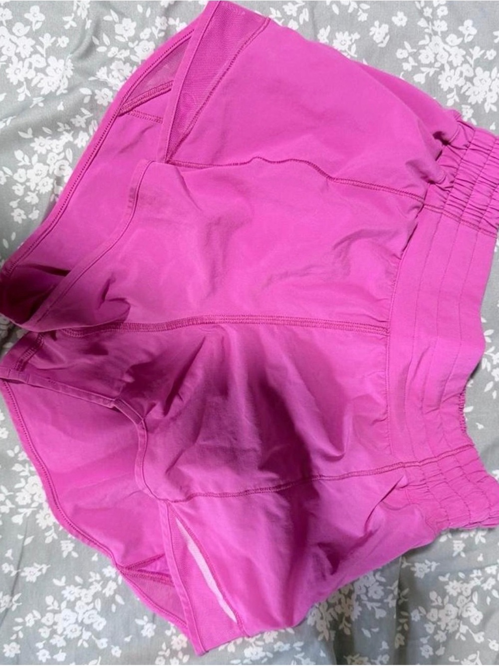 Lululemon hotty hots 2.5” pink shorts size 4 in great condition